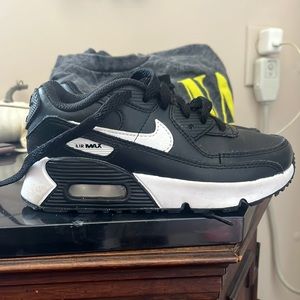Girls barely worn Black and white Nike air max size 13
